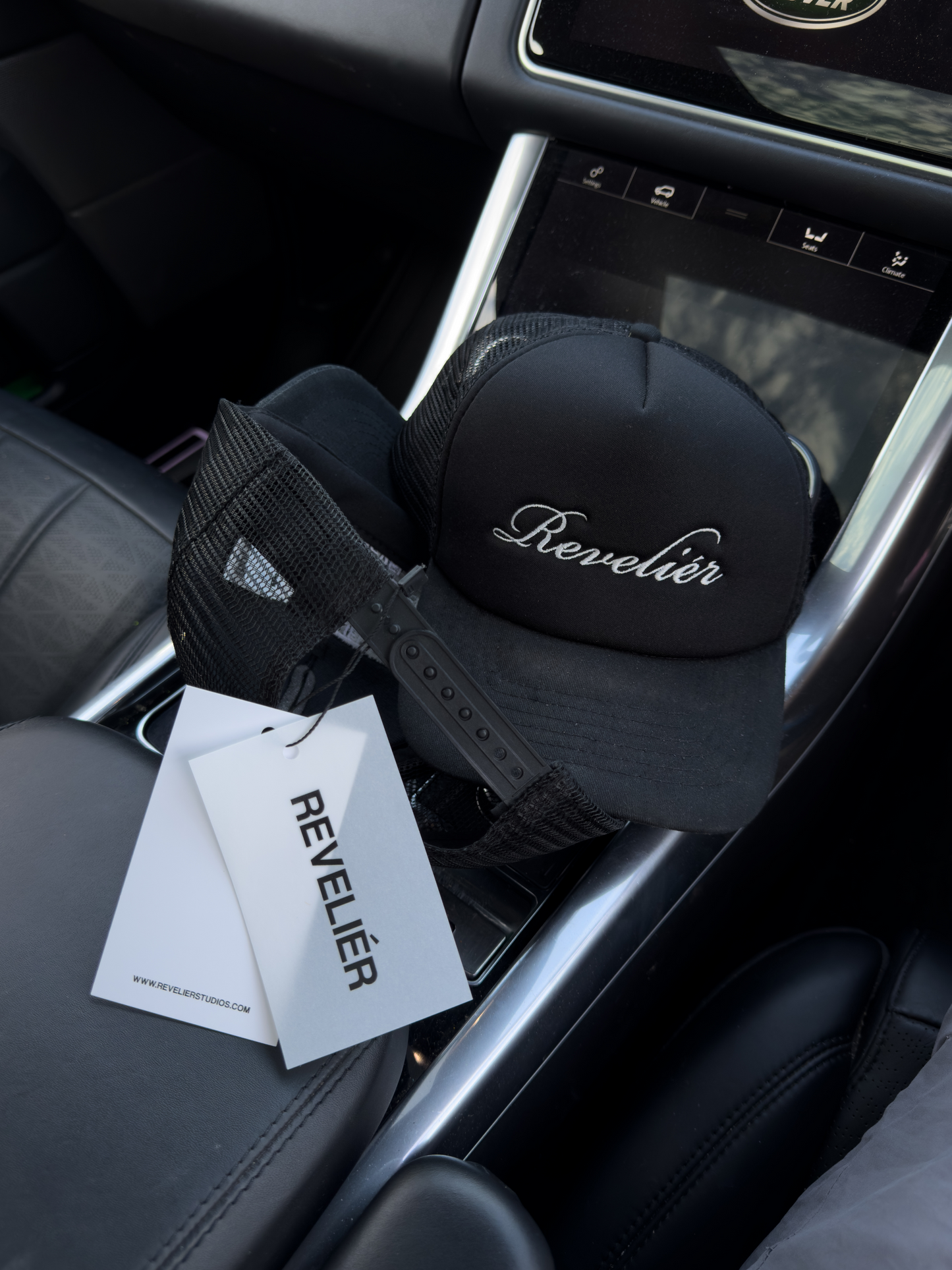 SIGNATURE LOGO TRUCKER HAT - BLACK